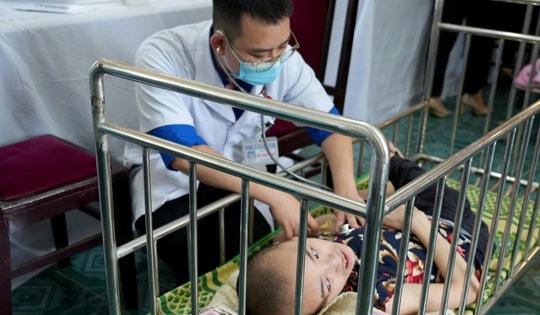 Khám bệnh, phát thuốc miễn phí cho hơn 200 người yếu thế tại Nghệ An