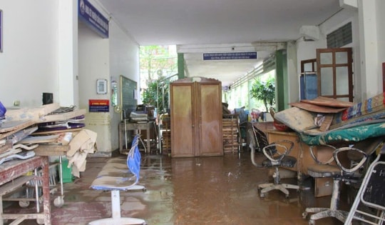 Trung tâm Y tế Tương Dương tan hoang sau lũ