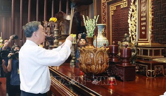 Tổng Bí thư Tô Lâm dâng hương tưởng niệm các Anh hùng, Liệt sĩ tại Điện Biên