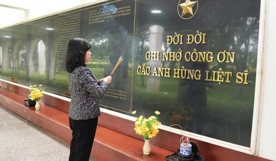 Bộ trưởng Đào Hồng Lan dâng hương, tri ân các Anh hùng, Liệt sĩ ở Điện Biên và kiểm tra hoạt động của Trạm Y tế sau sáp nhập