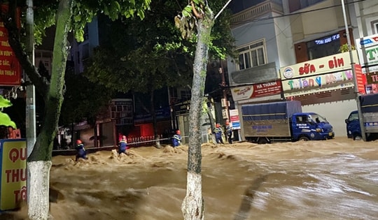 Mưa lũ kinh hoàng ở Sơn La đêm qua làm 2 người chết, 2 người mất tích