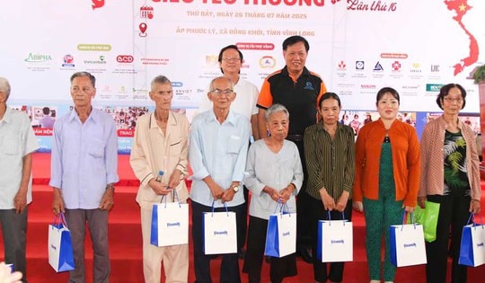 Khám chữa bệnh, cấp phát thuốc miễn phí, tặng quà gia đình chính sách, người có công tại Vĩnh Long