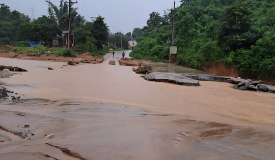 Tháo rào chắn lái ô tô băng qua cầu tràn, 4 thanh niên bị cuốn trôi