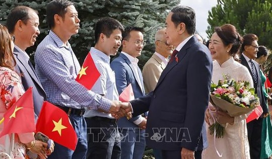 Chủ tịch Quốc hội Trần Thanh Mẫn gặp gỡ cộng đồng người Việt Nam tại Thụy Sĩ