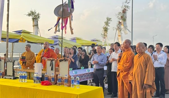 Cầu siêu tưởng niệm 39 nạn nhân vụ lật tàu du lịch trên Vịnh Hạ Long