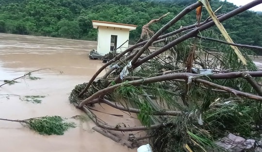 Mưa lũ khốc liệt từ đầu mùa, chuyên gia cảnh báo gì?