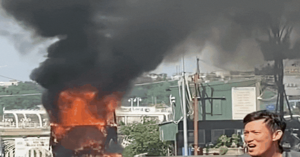 Ô tô khách 24 chỗ cháy dữ dội trước bến tàu du lịch sông Hồng