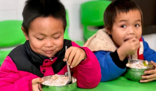 Cải thiện dinh dưỡng cho học sinh vùng cao nhờ bữa ăn bán trú