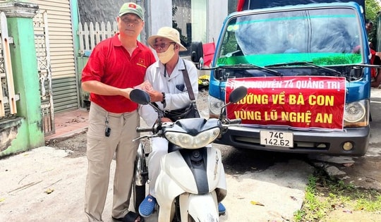 Xúc động người đàn ông khuyết tật dành tiền bán vé số ủng hộ người dân vùng lũ