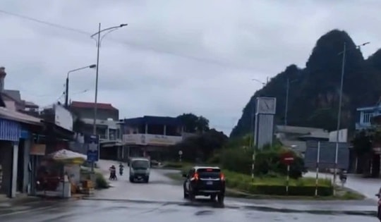 Phạt tài xế ô tô biển xanh 19 triệu, trừ 4 điểm GPLX vì đi vào đường ngược chiều