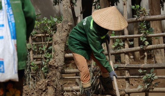 Người dân vùng lũ Nghệ An được hỗ trợ hơn 3.600 thùng nước uống đóng chai