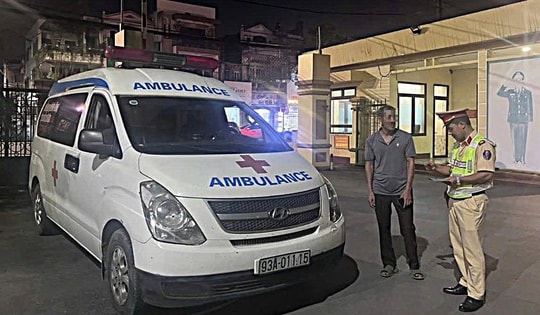 Tài xế không bằng lái điều khiển xe cứu thương bị phát hiện lộ thêm nhiều vi phạm