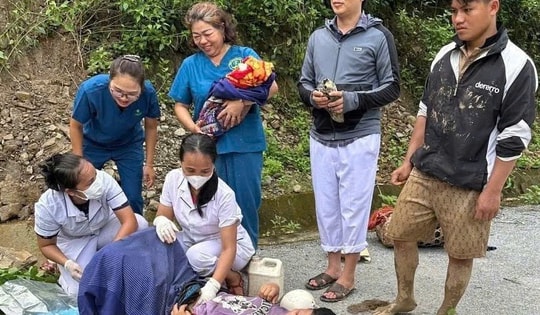 Bác sĩ băng rừng đỡ đẻ giữa đường ở vùng lũ