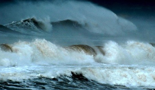 Khẩn cấp ứng phó với sóng lớn và mưa dông trên biển