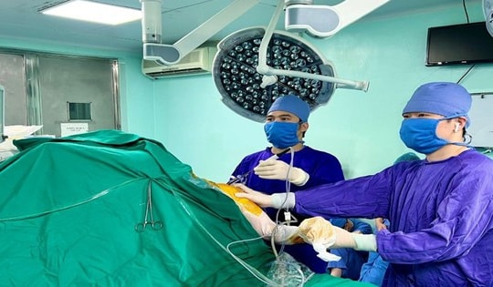 Phẫu thuật tái tạo dây chằng điều trị trật khớp cùng đòn bằng nội soi