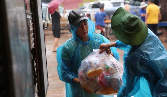 Những chuyến xe nghĩa tình vượt lũ về với miền Tây Nghệ An