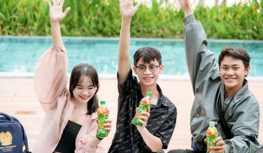 Người trẻ háo hức trước ngày quay số tìm khách hàng trúng giải 20 đến 100 triệu đồng của Trà Xanh Không Độ