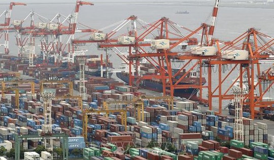 Kinh tế thế giới năm 2025: Thách thức kép kéo chậm đà tăng trưởng