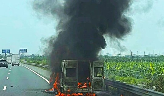 Cháy xe khách trên cao tốc Pháp Vân - Cầu Giẽ, nhiều người bỏ lại hành lý thoát thân