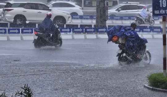 Chiều nay Hà Nội mưa dông giải nhiệt nắng nóng