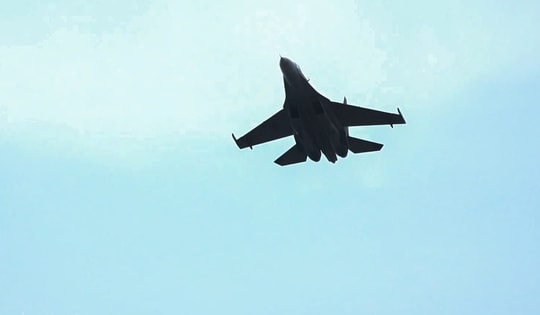 Tiêm kích Su-30MK2 trình diễn kỹ thuật bay 'khoan xoắn' tại Quảng trường Ba Đình