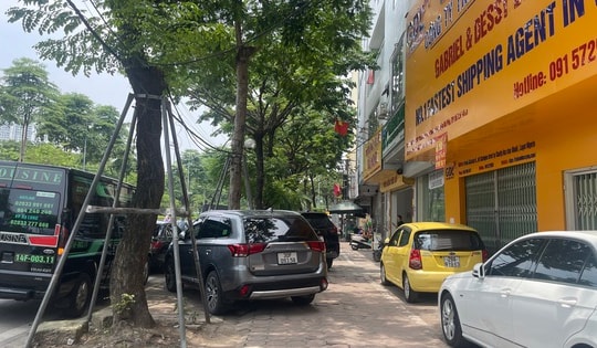 Hà Nội: Vỉa hè đường Võ Chí Công bị 'biến' thành gara, bãi đỗ xe