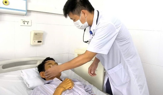 Giẫm phải đá nhọn khi lội ruộng, người đàn ông nhiễm loại vi khuẩn gây suy gan, thận