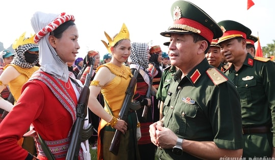 Trung tướng Trương Thiên Tô kiểm tra các khối diễu binh chuẩn bị đại lễ 2/9