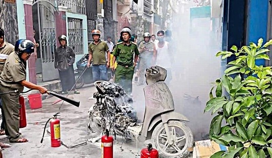 Cháy xe điện: Nguy cơ từ đâu và làm sao để sạc an toàn?