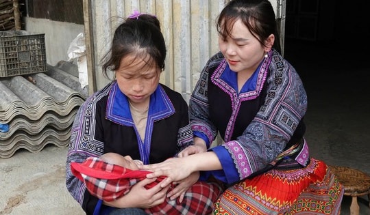 Cô đỡ thôn bản – điểm tựa không thể thiếu trong chăm sóc sức khỏe bà mẹ, trẻ em vùng cao