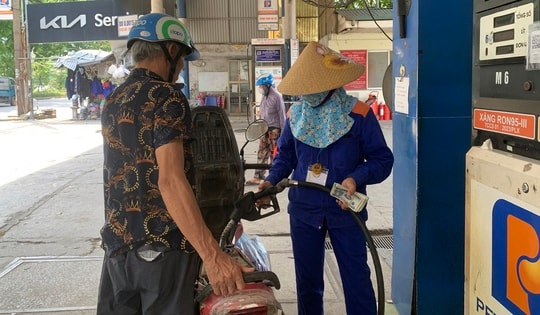 Giá xăng bất ngờ bật tăng, RON95 lên 19.840 đồng/lít
