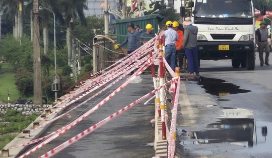 Dông lốc trong đêm hất văng lan can và hệ thống đèn chiếu sáng cầu Thái Bình