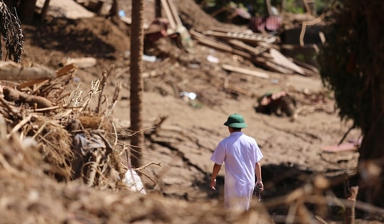 Khử khuẩn ngăn chặn dịch bệnh tại tâm lũ