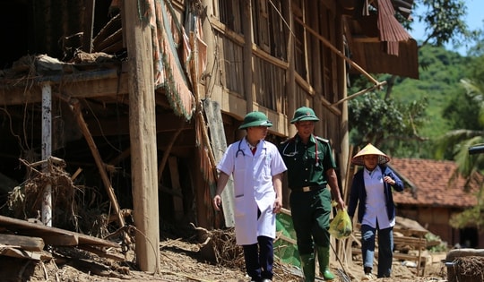 Tăng cường y, bác sĩ đến giúp người dân vùng lũ