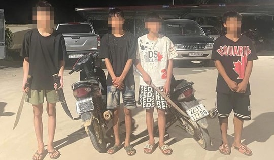 Nhóm thiếu niên bịt mặt dùng kiếm tấn công người đi đường