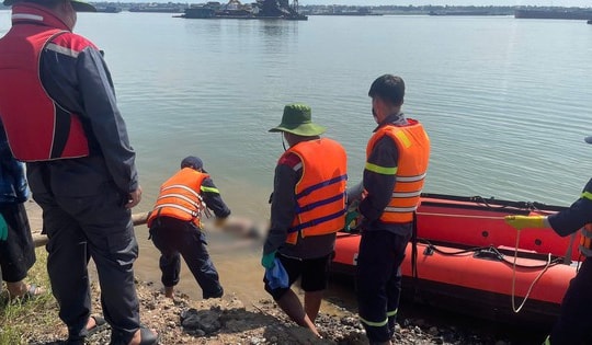 Tìm thấy thi thể cô gái nhảy cầu Việt Trì sau hơn một ngày tìm kiếm
