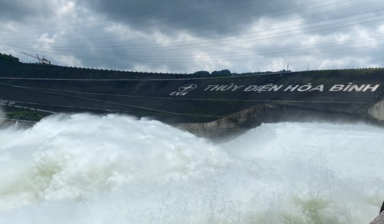Đồng loạt đóng cửa xả thủy điện Hòa Bình và Thác Bà