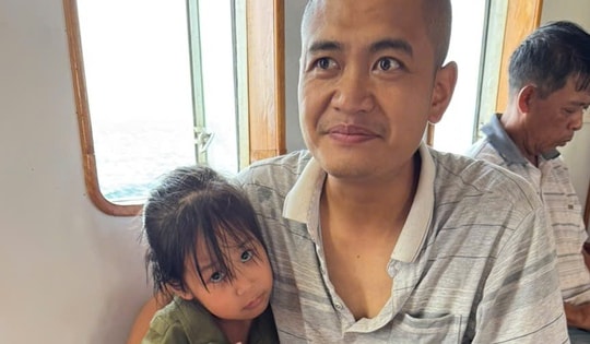 Hai bố con may mắn được cứu sống sau nhiều giờ lênh đênh trên biển