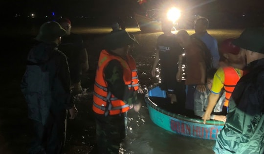 Vinh danh ba công dân cứu 34 người giữa đêm giông lốc