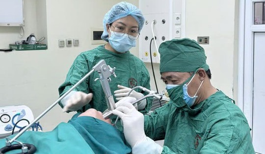 Ăn quất hồng bì, người phụ nữ bị sặc dị vật ở phế quản phổi