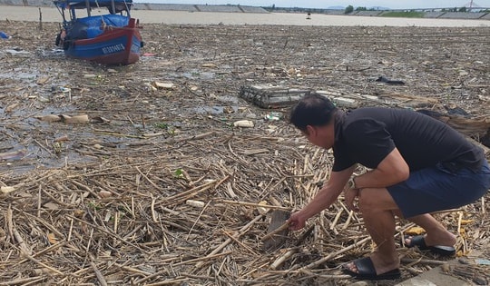 Người dân Hà Tĩnh lo lắng vì hàng trăm tấn rác chặn luồng lạch