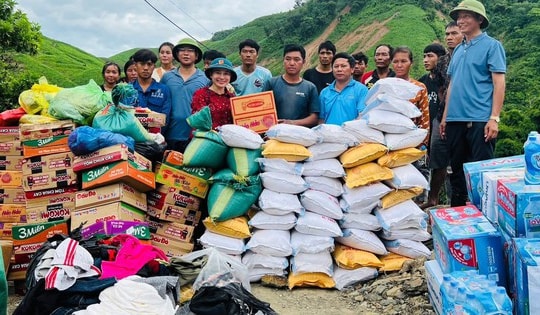 Người dân Lào liều mình vượt lũ, được người Việt cứu trợ