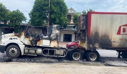 Xe container đang lưu thông trên Quốc lộ bất ngờ bốc cháy dữ dội