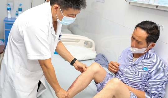 Mẹ mất vì bệnh phong, 2 bố con phải 'chiến đấu' với căn bệnh bị lãng quên