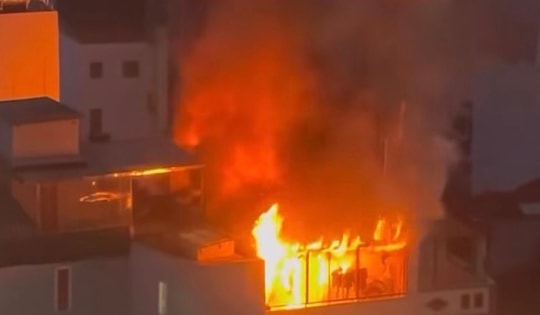 Hà Nội: Cháy nhà trên phố Dịch Vọng, nhiều người hoảng hốt tháo chạy