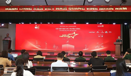 Chương trình 'Dưới cờ vinh quang' kết nối ba miền đất nước, tôn vinh hình tượng Bộ đội Cụ Hồ