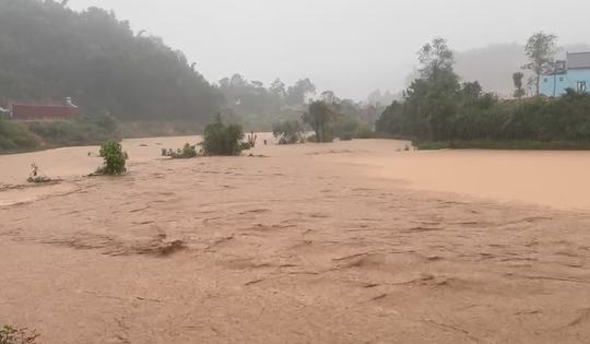Video nước lũ kinh hoàng cuộn cuộn ở Sơn La cuốn phăng mọi thứ trên đường đi
