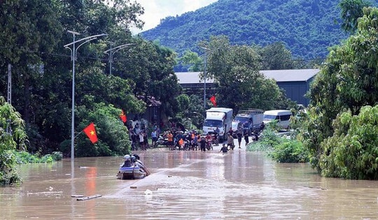 Lũ sông Mã lên tiến sát mức lịch sử năm 1975, dùng trực thăng cứu nạn 8 người mắc kẹt ở Sơn La