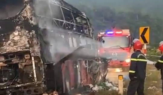 Ô tô khách bốc cháy trên tuyến La Sơn - Túy Loan, 24 hành khách thoát nạn