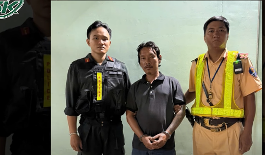 Bị tạm giữ phương tiện, 'ma men' nổi điên rút chìa khóa xe Wave đâm CSGT ngay tại chốt